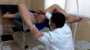 la paciente del doctor se calienta mientras es examinada en una consulta  medica