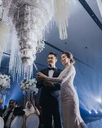 Bad vibes don't go with my outfit. The Cake For The Wedding Of Malaysian Showbiz Celebrities Aiman Hakim Ridza And Zahirah Macwilson Was Wedding Cake Images Dreamy Wedding Wedding Cake Pictures