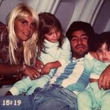 Nel 2017 rese pubblica la sua relazione con l'uomo d'affari e attore jorge taiana. Maradona Parenti Serpenti E Liti In Pubblico La Fine Del Clan Del Numero 10 La Repubblica