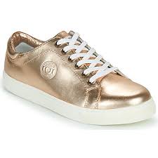 La moda ci suggerisce sempre le ultime tendenze per essere al top, ma ci sono tanti modi per esprimere la propria bellezza. Scarpe Donna Saldi Su Una Vasta Selezione Di Scarpe Donna Consegna Gratuita Spartoo It