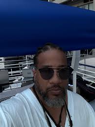 Hi I'm 18 looking for people to help me make music I just got signed to a  record label and I can't think of anything so if you want to help dm