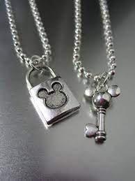 24 Romanticos Accesorios Para Ti Y El Amor De Tu Vida Disney Jewelry Bff Jewelry Friend Necklaces