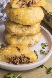 Buns De Bananes Plantain Farcis A La Viande Aistou Cuisine Recette En 2020 Banane Plantain Plantain Manger Sainement Recette