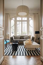Dans Cette Maison Renovee La Decoration Singuliere Et Soignee Fait La Part Belle A Un Style Decoration Interieure Mobilier Contemporain Cuisine Contemporaine