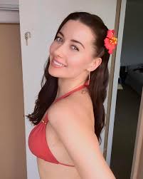 So blessed to be able to work in Hawaii 🌺🍍🐠 I love this place 🥹✨ Mahalo  @nichemodelsandtalent.hawaii #hawaii #hawaiifilm #hawaiistyle #tropical  #aloha #happy #love #travel #travelblogger #actress #model