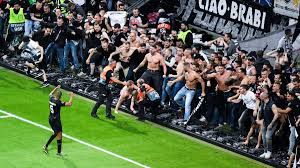 Wir begleiten das eintracht frankfurt fanmagazin mit beiträgen, interviews, podcasts. Eintrach Frankfurt Fans Im Innenraum Frankfurt Bangt Vor Uefa Strafe Eurosport