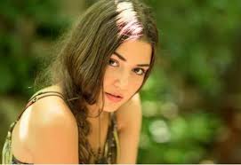 ديابوراما نجمة مسلسل Quot بنات الشمس Quot هاندة أرتشل في إطلالات جذابة Hair Styles Long Hair Styles Beauty