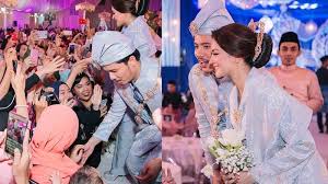 Bersama fazura dan fattah amin sila layari www.astroawani.com untuk berita selanjutnya. Gelar Resepsi Pernikahan Kedua Aktris Di Film Aac 2 Undang Ribuan Penggemar Tradisional Tapi Mewah Tribun Solo