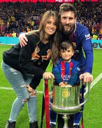 Lionel messi, alongside cristiano ronaldo, is often seen as the world's best professional soccer player today. Lionel Messi S Wife Antonella Roccuzzo Bio Wiki Net Worth Kids Job