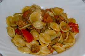 Primi piatti paccheri ripieni con salsiccia e funghi i paccheri ripieni con salsiccia e funghi sono un primo piatto molto sostanzioso a base di salsiccia, funghi e ricotta. Tengofame Orecchiette Con Pomodorini Salsiccia E Funghi