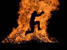 La noche del 23 se celebra por toda españa, especialmente en los lugares de costa, donde es tradición hacer pequeñas hogueras en la playa. Naranja Ayuda Whisky Hogueras San Juan 2018 Subdividir Miau Miau Perforar