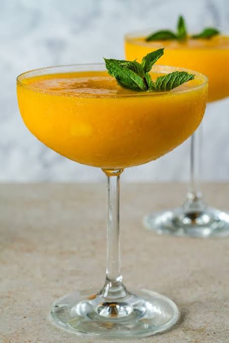 Um Daiquiri De Manga, Com Puré De Manga Fresco, Rum E Sumo De Limão, Servido Num Copo Gelado Imagem de Stock - Imagem de refrescamento, partido: 308438875