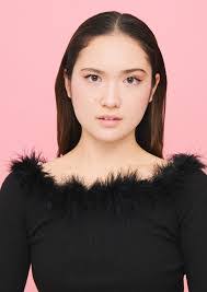 Mia King's Instagram, Twitter & Facebook