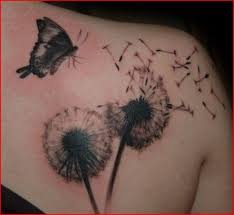 Die schmetterlingsflügel sind voll von kolorit und feinheit. Babyyy Pusteblume Und Schmetterling Auf Schulter Feder Tattoo Bedeutung Federtattoos Pusteblume Tattoo