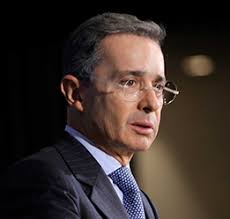 Uribe er utdannet advokat fra universitetet i antioquia med en spesialisering i administrasjon fra harvard.i 1998 og 1999 var han tilknyttet som student ved university of oxford.han ble ordfører i medellín i 1982 og var guvernør i. H E Alvaro Uribe Velez Concordia