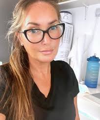 It's My Birthday ❤️❤️ Here is what 41 looks like! And a perfect opportunity  to re- introduce myself to all of my new followers!!! Here is a little bit  about me! .