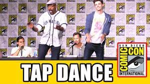 Grant Gustin Jesse L Martin Tap Dance Live At The Flash Season 3 Comic Con Panel Youtube