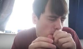 最近打开Youtube会有种螺蛳粉的味道…老外挑战中华“黑暗料理”