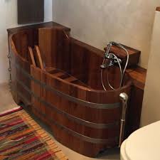 Badewanne verkleidung in holzoptik fur ein schickes badezimmmer. Holzbadewannen