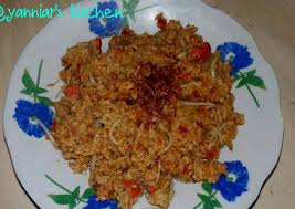 Nasi goreng babat banyak disukai karena menggunakan jeroan yang dipadu bumbu rempah gurih, manis, dan pedas.berikut ini cara membuat nasi goreng babat. Resep Nasi Goreng Pedas Gila Oleh Yanniar Indah Telasih Cookpad