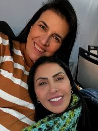 Hoje é o aniversário da pessoa mais especial da minha vida. Minha irmã.  Minha amiga. Minha intercessora. Crescemos juntas, dividimos brinquedos,  segredos e sonhos, mas o maior presente que ela me deu