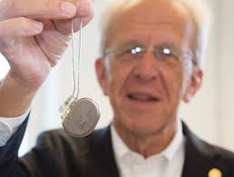 Idag överlämnade Anna Eliasson, sjuksköterska på  hjärtintensivvårdsavdelningen, och sjukhusdirektör Thomas Wallén den 500:e  pacemakern från SÄS till Borås västra Rotaryklubb. Den togs emot av Jan  Smedmyr, Lars-Åke Persson och Ann-Charlotte Holmgren från