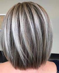 Cette femme au visage triangulaire porte une jolie coupe de cheveux, tout en rondeur grâce au mouvement donné à ses cheveux lors du séchage. Femme 50 Ans Naturally White Silver Grey Hair 60 Coiffures Moyennes Amusantes Et Flatteuses Pour Femmes Magazine Moms Inspiration Pour Parents Modern Mom Fashion Lifestyle Magazine