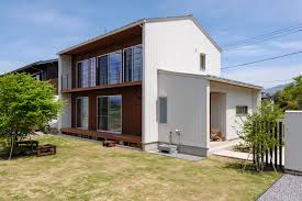 三角屋根の白い家 住宅 外観 ウッドデッキ 屋根 おしゃれ 三角屋根