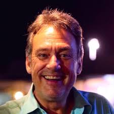 How does a single motor compare to twin motors for a liveaboard houseboat  in terms of maneuverability and control in windy conditions and strong  currents?