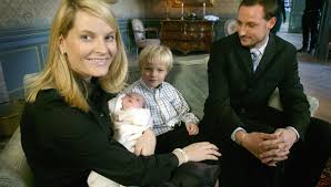 A norwegian commoner and single mother with a disadvantaged past,. Mette Marit Og Haakon Forhold Underholdning