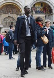 Inferno é um filme americano do gênero de suspense dirigido por ron howard e escrito por david koepp, baseado no romance de mesmo nome por dan brown.o filme é a sequência de angels & demons, e é estrelado por tom hanks, reprisando seu papel como robert langdon, junto de felicity jones, omar sy, sidse babett knudsen, ben foster e irrfan khan.as filmagens começaram em 27 de abril de 2015. Tom Hanks On Da Vinci Code Movie Inferno Set With Felicity Jones In Venice Daily Mail Online