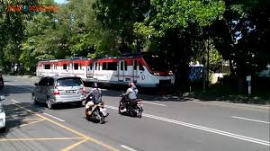 Kamu dapat sampai ke jalan radio dalam raya dengan bis, kereta atau mrt. Kereta Api Kok Di Jalan Raya Youtube