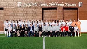 Uefa yılın en iyi kadın oyuncusu da açıklananlar arasında yerini alacak. Turkcell Kadin Futbol Ligi Kura Cekimi Yapildi