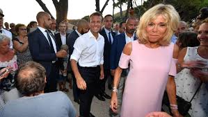 Brigitte macron's insistence on breaching protocol to stand beside, rather than behind, her husband at official state ceremonies has sparked a backlash on social media and unflattering comparisons to. En Vacances Emmanuel Et Brigitte Macron S Offrent Un Repas En Amoureux Dans Une Pizzeria Ladepeche Fr