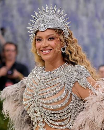 Queen @beyonce has arrived wearing the most incredible @chopard diamonds, including the famous Queen of Kalahari necklace, named after the ultra rare 342-carat diamond that provided 23 stones to Chopard's Garden of