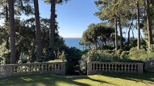 Ensuite, l'architecte d'intérieur doit être capable de transposer ces besoins en un travail d'espace, de lumière et de textures en avoir un architecte d'intérieur qualifié est un bon point de départ. Renovation D Une Maison Luxe Au Cap D Antibes Cabinet D Architecture D Interieur En Auvergne Rhone Alpes Cabinet Vielliard Francheteau Architectures