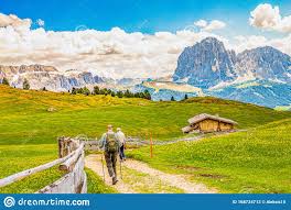 Ulrich im grödner tal bietet wunderschöne ausblicke auf die dolomiten, beispielsweise auf das sellamassiv, die puez. Zwei Altere Manner Wandern Auf Dem Seceda Gipfel Im Hintergrund Blick Auf Den Berg Sassolungo Oder Longkofel Redaktionelles Stockfoto Bild Von Felsen Berge 168724713