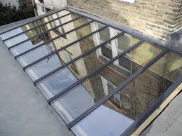 Mais le verre est très lourd et requiert une ossature métallique robuste. Toit Vitre Construction Maison Bois Patio Couvert Verriere Toiture