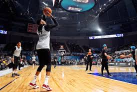 Khris middleton is an american guard on the milwaukee bucks and wears nike kobe 5 protro shoes. 2019 Nba All Star Game Bucks Giannis Antetokounmpo Wearing Nike Zoom Kobe 4 To Thank Thanasis Lakers Nation