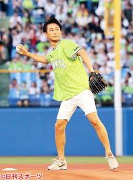 氷川きよし 「始球式以来のミニパンよっ」ショーパン姿の美脚披露  2021年7月10日 12:15  æ°·å·ãã‚ˆã—ãŒå§‹çƒå¼ ãƒœãƒ¼ãƒ«å±Šãã¾ã—ãŸã'ã©25ç‚¹ èŠ¸èƒ½ æ—¥åˆŠã‚¹ãƒãƒ¼ãƒ„
