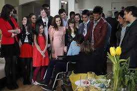 It focuses on a love story between two teenagers with a big passion for music, their family connections and the life of a music group formed at. Azi Episod Special De Paste In Pariu Cu Viata Il Poti Vedea In Avans Pe Voyo Ro Vorbeste Lumea Protv