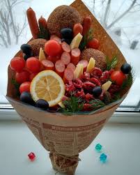 что подарить на 23 февраля мужчине у которого все есть Buket Myasnoj S Limonom Aromat Pokorit Kazhdogo Poradujte Svoih Blizkih I Lyubimyh Produktovye Podarki Fruktovye Sedobnye Kompozicii Sedobnye Kompozicii