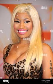 Nicki Minaj firma copie di 'Pink Friday: Roman Reloaded' ad un CD firma al  Best Buy, Westfield Pavillion Mall Center Court, Culver City, CA Foto stock 