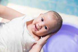 Ibu jangan khawatir jika mengalami perbedaan perkembangan dari yang di atas. Perkembangan Bayi Usia 0 11 Bulan Hello Sehat
