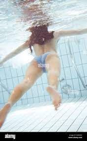 nackte junge Frau im Schwimmbad Stockfotografie - Alamy