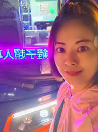 蕭雅文| Polly Li~是一位很可愛的新秘👯 這次，在我惡勢力的撒嬌下😂  利用空檔不用🙋五分鐘的時間巧手整理了我那隨性飄逸的髮絲，讓它更適合婚宴的場合