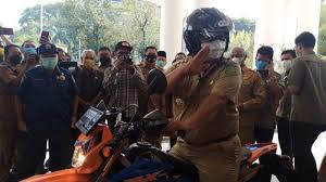From upload.wikimedia.org pria naik is a member of vimeo, the home for high quality videos and the people who love them. Hari Terakhir Bertugas Wali Kota Tersingkat Di Indonesia Ini Naik Motor Trail Tinggalkan Balai Kota Halaman All Tribun Medan