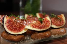 In der trennkost ist es auf jeden fall interessant, ein obst aus der kohlenhydratgruppe für kuchen zur verfügung zu haben. Rezept Feigen Dattel Happchen Vegane Spanische Tapas Mit Feigen Und Datteln