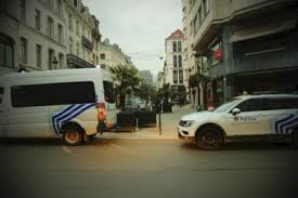 Le parquet national antiterroriste a annoncé se saisir de l'enquête sur l'attaque au couteau dans laquelle une fonctionnaire administrative a été tuée à rambouillet ce 23 avril par djamel g, un tunisien arrivé illégalement en france en 2009, et régularisé en 2019. Photos Un Policier De La Zone Bruxelles Capitale Ixelles Attaque Au Couteau Devant Le Commissariat
