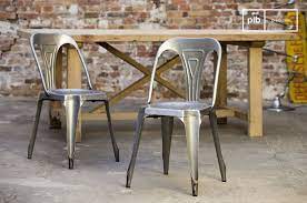 Ajoutez une touche rétro d'originalité en optant pour la sublime chaise vintage multipl's.cette chaise incroyablement sobre est également extrêmement solide.son châssis en acier est d'une robustesse et d'une stabilité à toute épreuve. Tolix Chairs The Story Of One Of The Most Well Known Metal Chairs